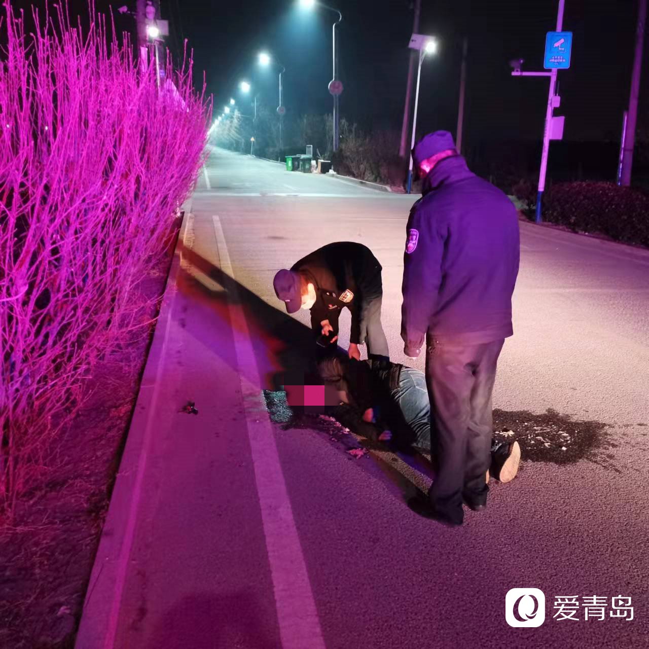 男子醉酒睡马路 民警夜巡暖心救助，守护安全，传递温情