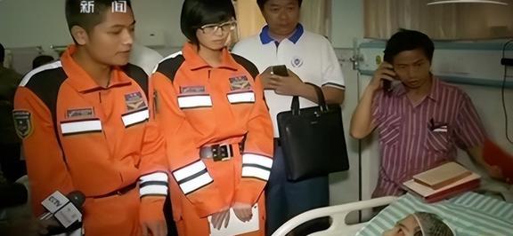 英勇与担当的赞歌，女孩为救室友身中七刀后穿上警服，致敬无畏精神！