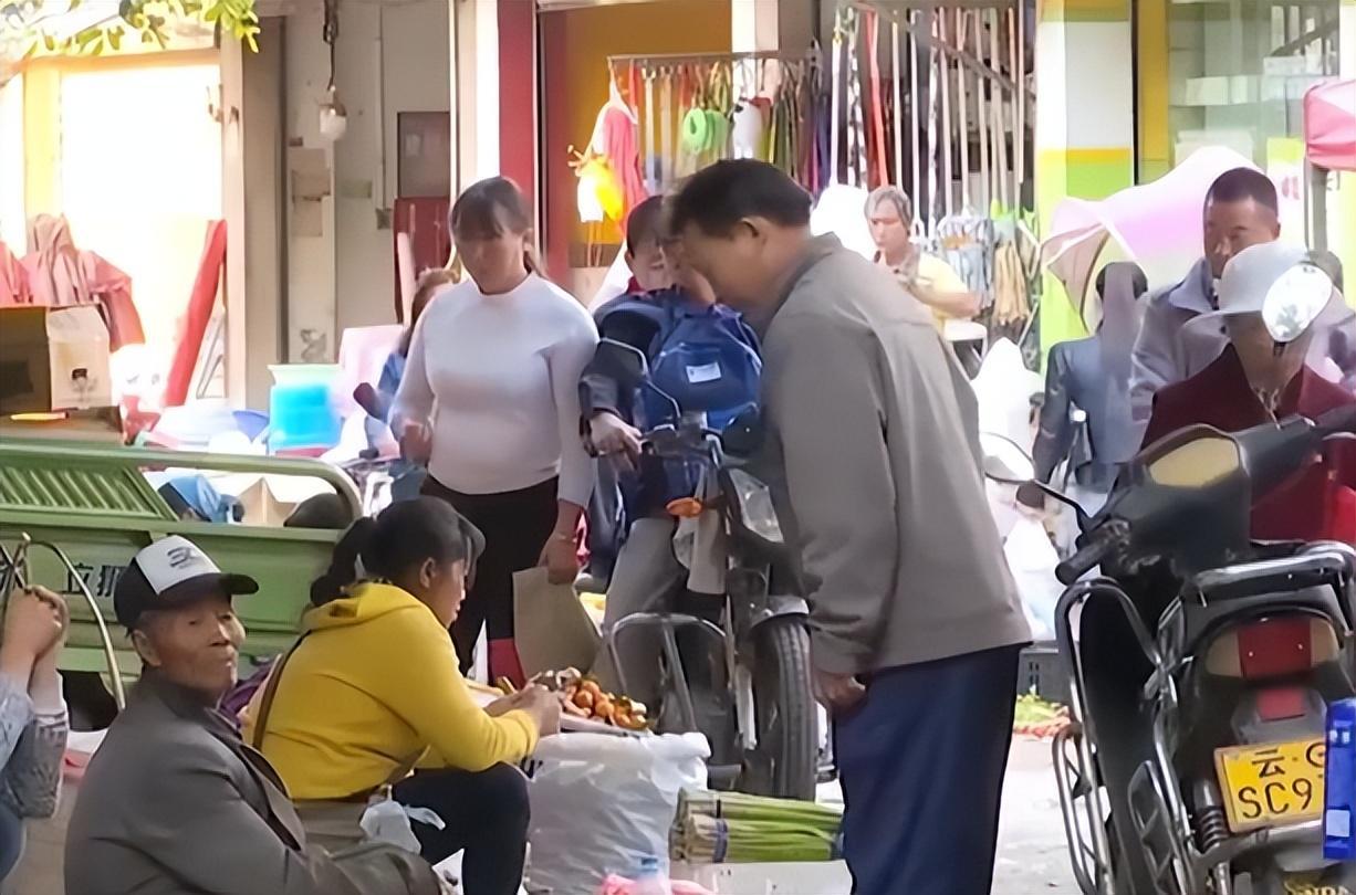 老人带孩子逛实体店遭驱赶，事件反思服务行业的态度与温情缺失