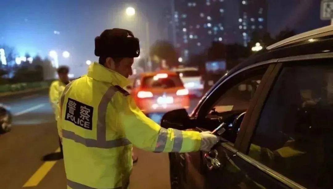 男子醉酒睡马路，民警夜巡暖心救助，高科技守护下的温暖守护行动