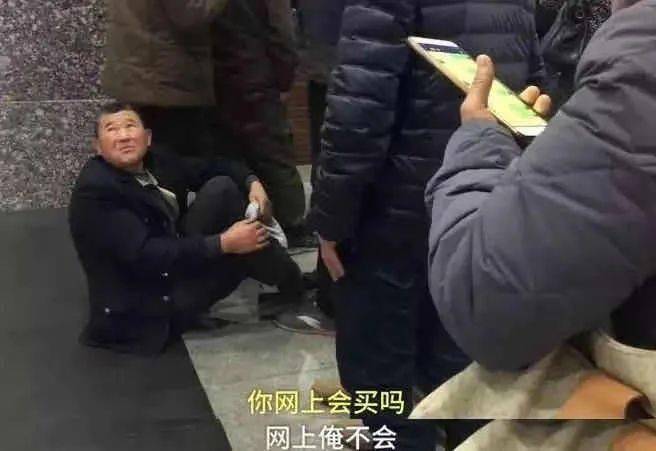 六旬老太收银员顺手拿走现金后下跪道歉事件，引发社会反思与科普关注